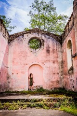 Femme dans les ruines de la chapelle de Moulin sur Cance près d'Annonay