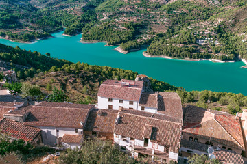 Fototapeta na wymiar Beautiful, panoramic view of the valley and the turquoise water reservoir in the town of Guadalest in Valencia, Spain.