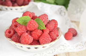 Frische rote Himbeeren im Teller