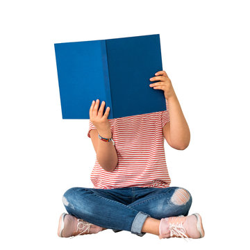 M&auml;dchen sitzt im Schneidersitz und liest in einem gro&szlig;en blauen Buch, dessen Cover mit einem Text versehen werden kann