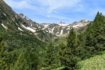 Fototapeta na wymiar Sunny day in the mountains in Andorra 