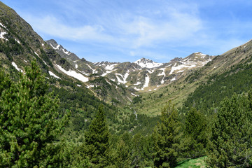 Fototapeta na wymiar Sunny day in the Mountanis in Andorra