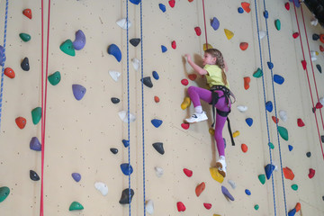 Kind klettert an der Kletterwand