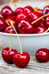 reife dunkelrote kirschen auf holzuntergrund