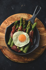 Grilled asparagus with prosciutto and fried egg