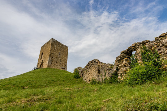 La tour d'Albon et les ruines des remparts