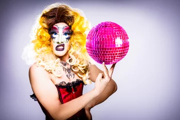 Papier Peint photo Chien fou glamorous drag queen with disco ball