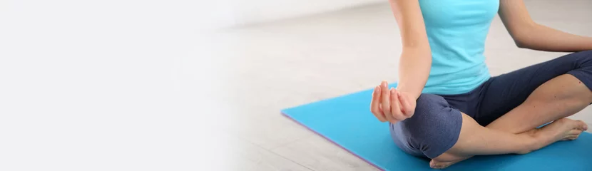 Zelfklevend Fotobehang Focus op vrouw die yoga-oefeningen doet, sjabloon © goodluz