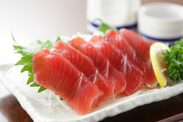 カツオの赤身の刺身