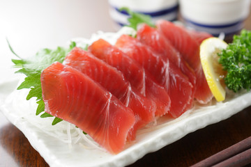 カツオの赤身の刺身