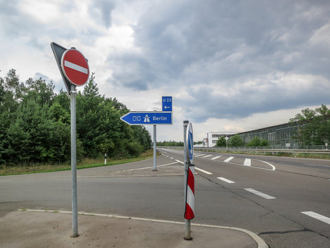 Schild Autobahnauffahrt Richtungswegweisser Berlin und einbahnstra&szlig;e
