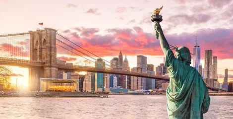 Poster Vrijheidsbeeld en de skyline van New York bij zonsondergang © f11photo