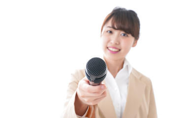 インタビューをする女性