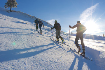 Gruppe Skifahrer in Winterlandschaft in den Alpen mit Sonne und blauen Himmel6