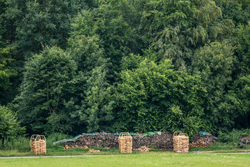 Scheune mit Brennholzlager © focus finder