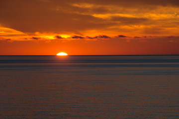 Fototapeta premium 静かな海に沈む夕日