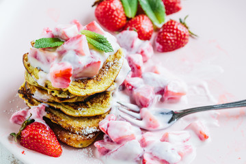 Erdbeer Pancakes mit Soja Joghurt Creme
