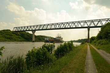 NOK, Hochbrücke Grünthal mit Schiff