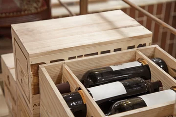 Vitrage gordijnen Alcohol Wine bottles in wood box
