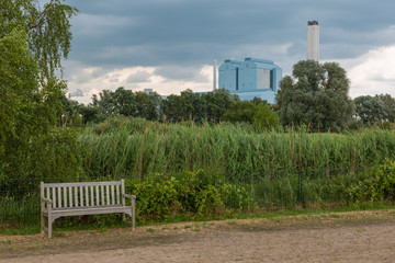 Ruhebank im Naturschutzgebiet vor dem Kraftwerk