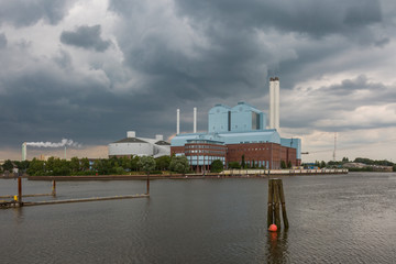 Dunkle Wolken über dem Kraftwerk Tiefstack an der Elbe in Hamburg