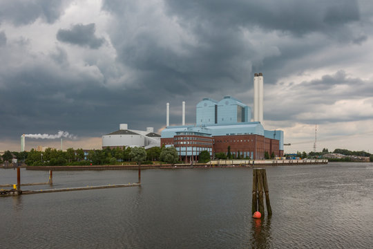 Dunkle Wolken &uuml;ber dem Kraftwerk Tiefstack an der Elbe in Hamburg