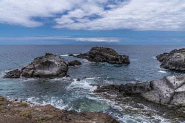 Fototapeta na wymiar Steilküste auf Teneriffa mit Gesteinsbrocken im Meer