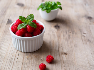 Himbeeren in einer weißen Schale