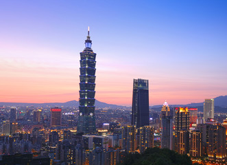 Fototapeta premium Pejzaż Tajpej z Taipei 101 zrobiony z góry słoni. 29 kwietnia 2017