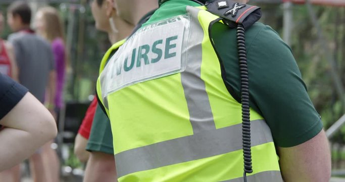 Male nurse at marathon turns around - slow motion