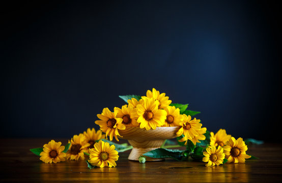 Fototapeta bouquet of yellow big daisies