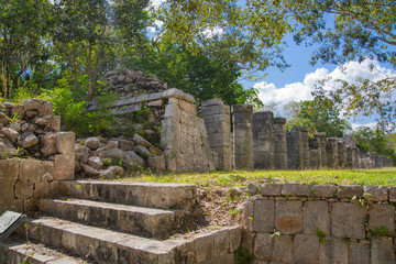 Fototapeta na wymiar Mexico, Chichen Itzá, Yucatán. Temple of the Warriors with One Thousand columns gallery. Kukulcan El Castillo