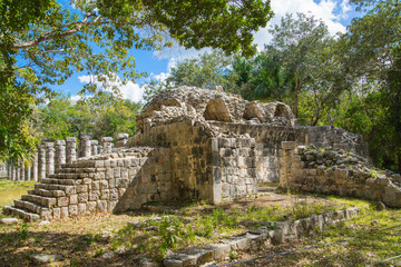 Fototapeta premium Mexico, Chichen Itzá, Yucatán. Temple of the Warriors with One Thousand columns gallery. Kukulcan El Castillo