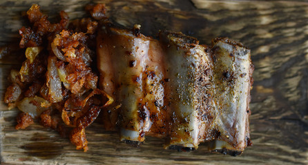 barbecue ribs with fried onions
