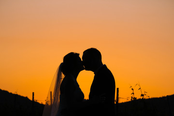 glückliches Ehepaar im Sonnenuntergang