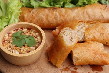 Spring roll with dipping sauce