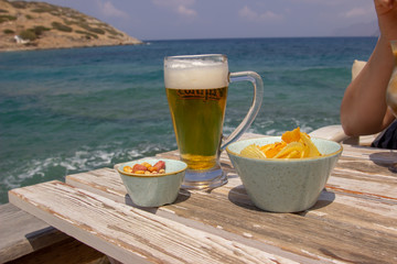 Bier und Snacks am Strand