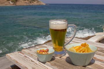 Bier und Snacks am Strand