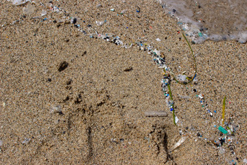 Microplastik am Strand