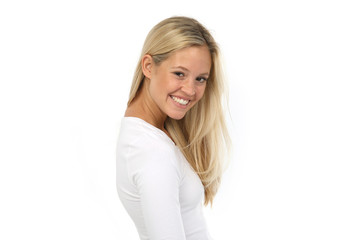 Hübsche blonde Frau in weißem Shirt lacht in die Kamera
