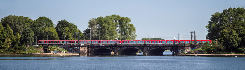 Hamburg Lombardsbr&uuml;cke Panorama mit Bahn im Sommer