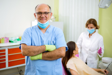 Obraz premium Dentist check up and repair tooth of young girl