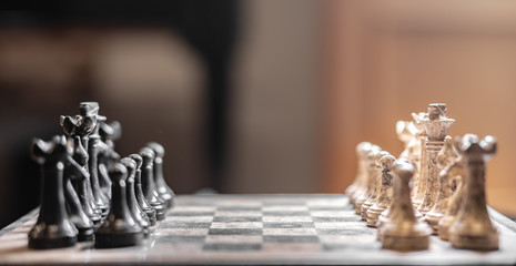 Schachbrett aus Mamor mit Figuren gegenüber