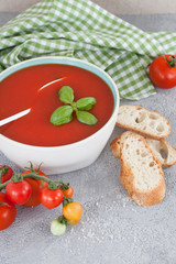 Hausgemachte Tomatensuppe mit Basilikum