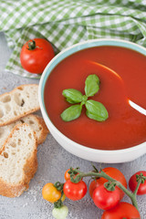 Hausgemachte Tomatensuppe mit Basilikum