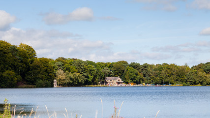 Talkin Tarn.  The view across Talkin Tarn, Cumbria in northern England.  The tarn is a glacial lake and country park close to the town of Brampton. - obrazy, fototapety, plakaty