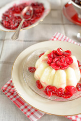 Pudding mit frisch gekochtem Kirschkompott