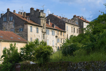 Fototapeta na wymiar colored houses of Corte under a blue sky