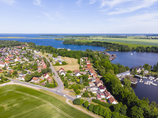 Deutschland, Mecklenburg-Vorpommern , Röbel, Landkreis  Mecklenburgische Seenplatte, Luftaufnahme,  Blick auf Röbel und den See Müritz