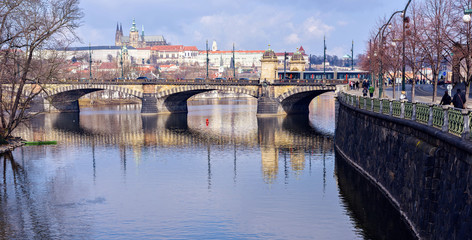 Obraz premium Vltava River, Charles Bridge and famous castle